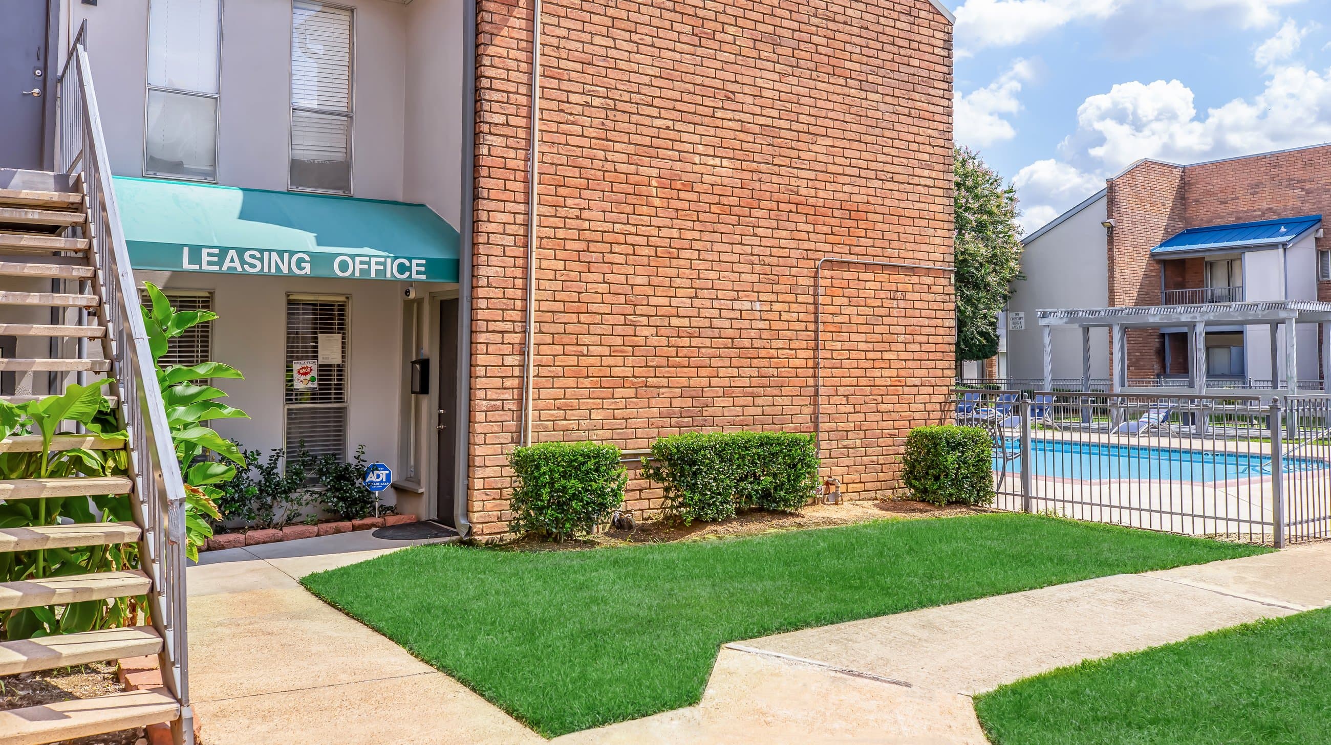 Crossview Court photo 2