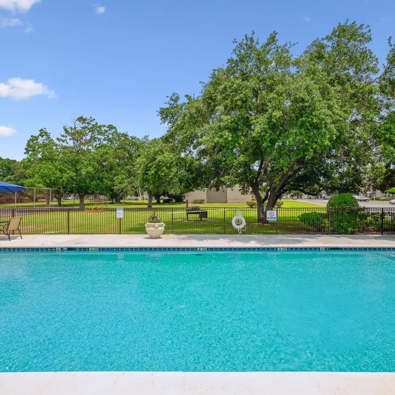 Royal Oaks Of Pearland — exterior and grounds